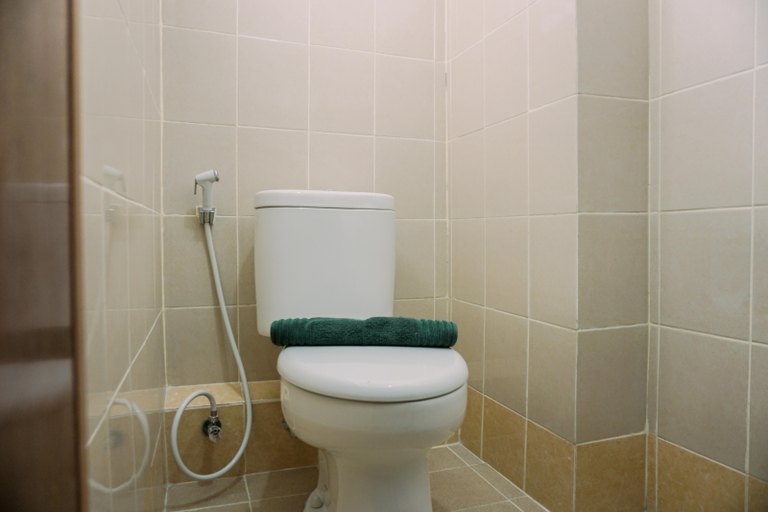Bathroom 5, Modern Classic Studio at Loftvilles City Apartment By Travelio, Tangerang Selatan