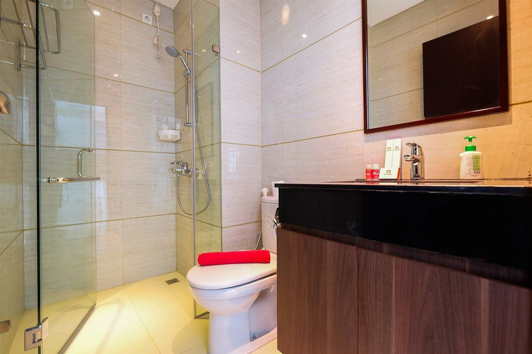 Bathroom 5, Brooklyn Alam Sutera Studio Apartment with Sofa Bed By Travelio, Tangerang