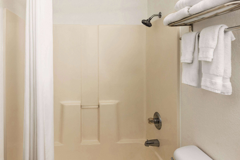 Bathroom 5, Baymont by Wyndham Cedar Rapids, Linn