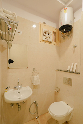 Bathroom 3, Hotel Cheelgadi, Jaipur