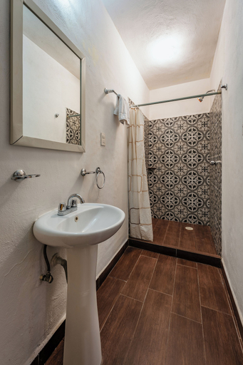 Bathroom 4, Hotel Santiago Trinidad, Mérida