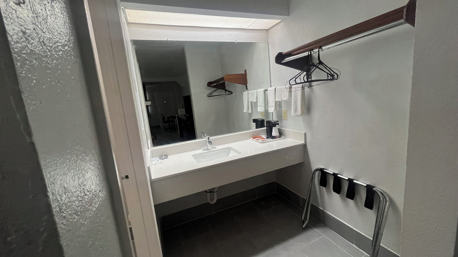 Bathroom 3, Atria Inn & Suites, Bexar