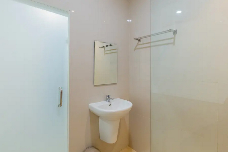 Bathroom 3, Sans Hotel Box Mansion Surabaya by RedDoorz, Surabaya