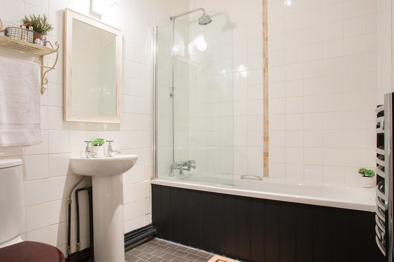 Bathroom 3, The Curious Pig in the Parlour, Surrey