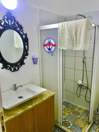 Bathroom 5, Barba Otel, Urla