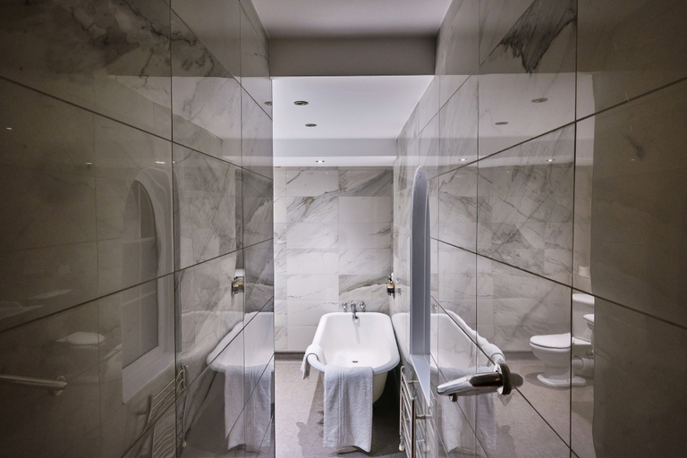 Bathroom 3, New House Country Hotel, Cardiff