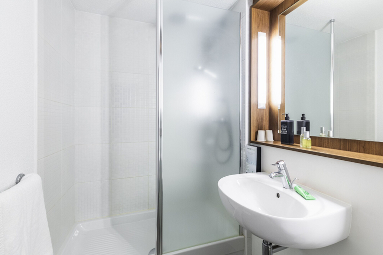 Bathroom 5, Greet Hotel Angouleme Ouest, Charente
