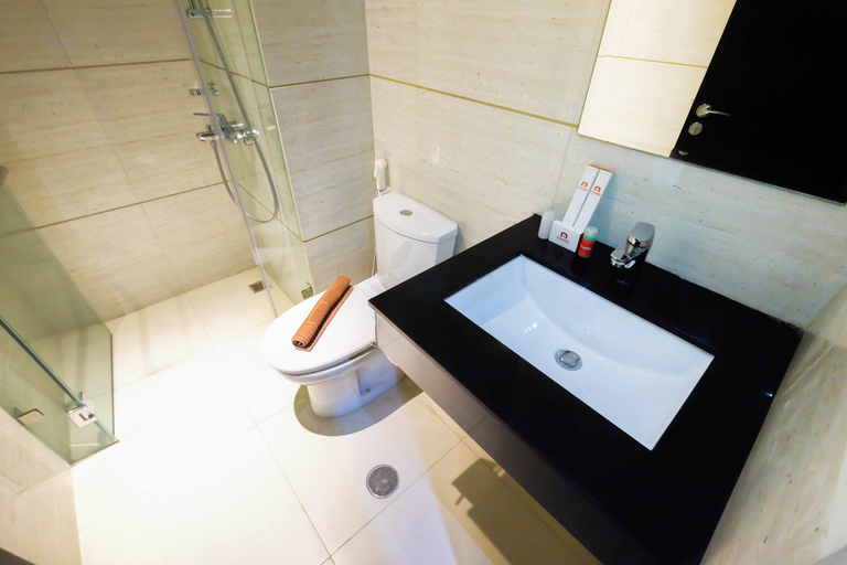 Bathroom 5, Minimalist Style Studio Brooklyn Apartment near IKEA Alam Sutera By Travelio, Tangerang