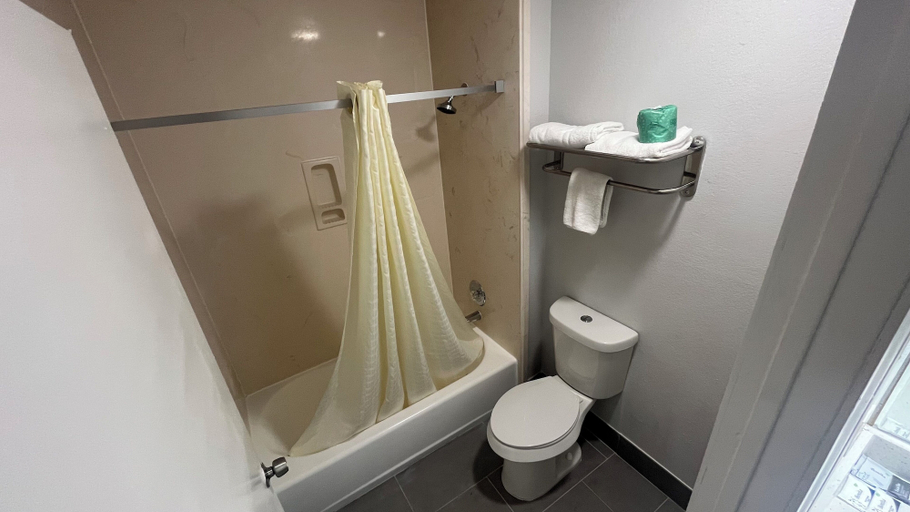 Bathroom 3, Atria Inn & Suites, Bexar