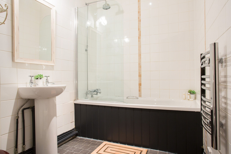 Bathroom 3, The Curious Pig in the Parlour, Surrey