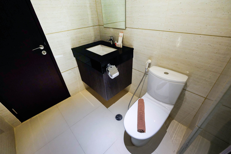 Bathroom 5, Spacious and Artsy Studio Apartment at Brooklyn Alam Sutera By Travelio, Tangerang