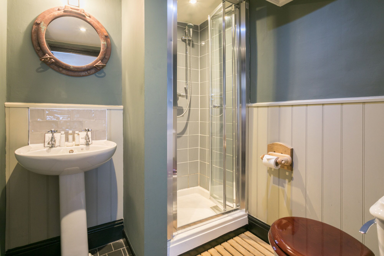 Bathroom 3, Angel and Blue Pig, Hampshire