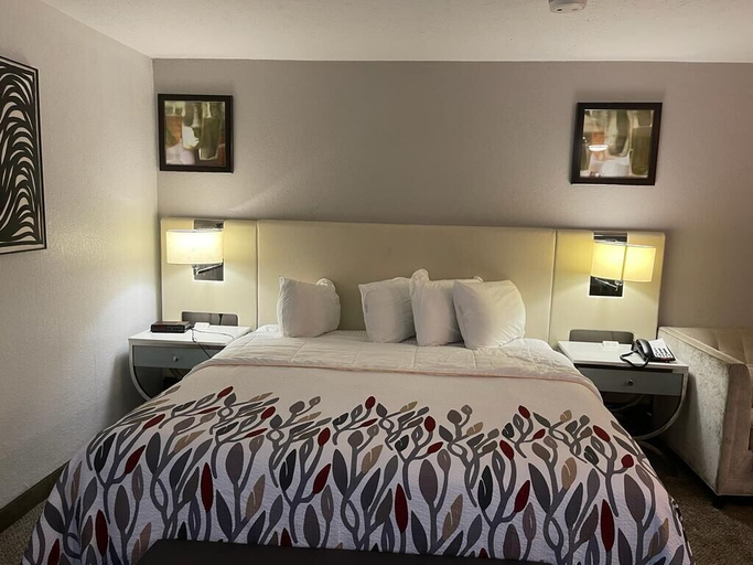 Bedroom 5, Travelodge by Wyndham Indianapolis Speedway, Indianapolis