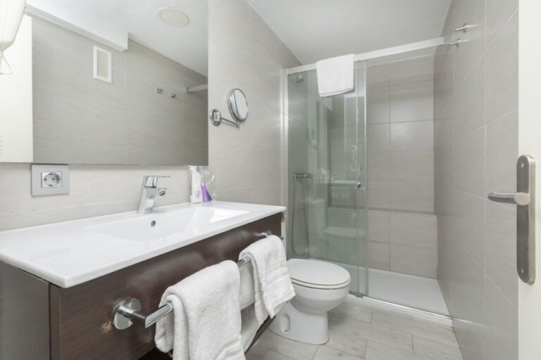 Bathroom 4, Sand Beach Apartments, Baleares