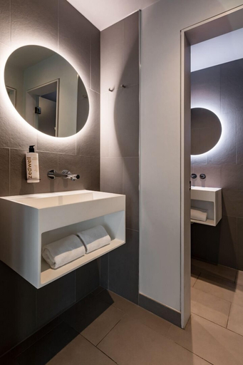 Bathroom 5, Zedwell Piccadilly Circus, London