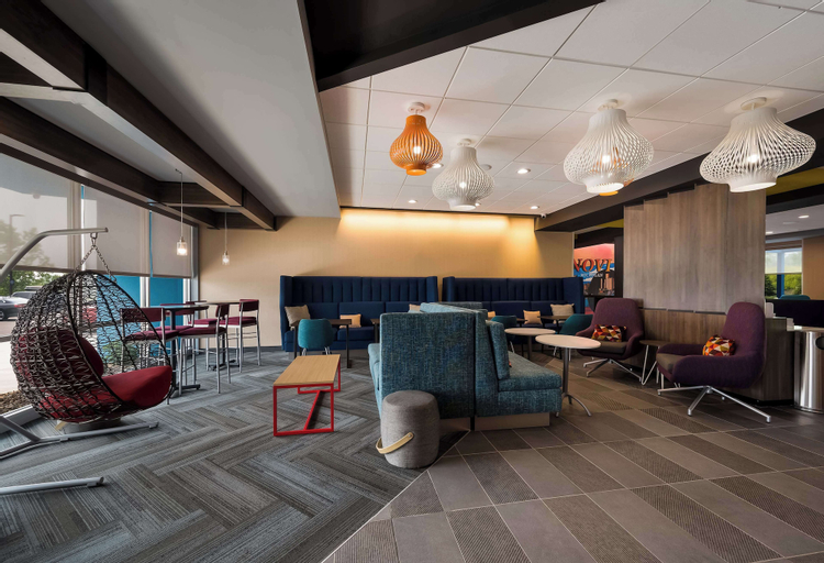 Public Area, Tru By Hilton Novi Detroit, Oakland