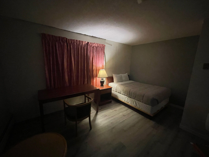 Bedroom 2, Uptown Motel, Division No. 1