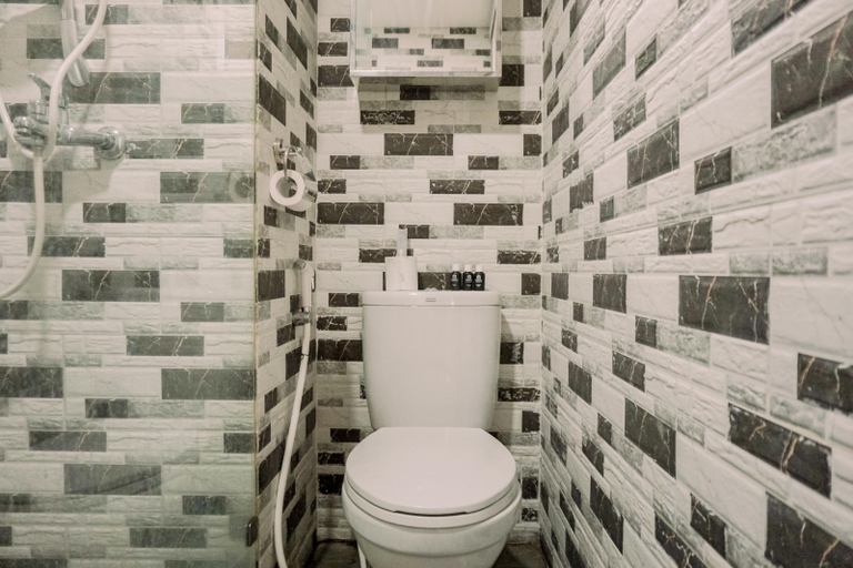 Bathroom 5, Simply Look Studio at Parkland Avenue Apartment By Travelio, Tangerang Selatan