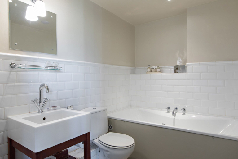 Bathroom 4, The White Swan Inn, North Yorkshire
