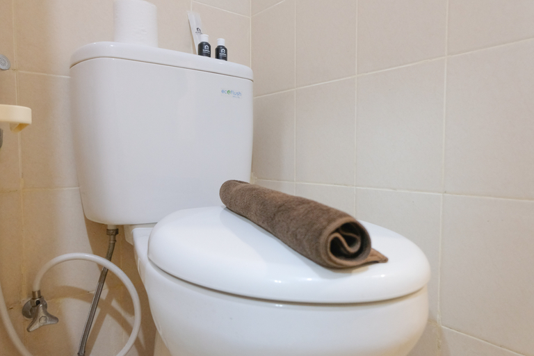 Bathroom 5, Strategic and Comfortable 1BR Apartment at Parahyangan Residence By Travelio, Bandung