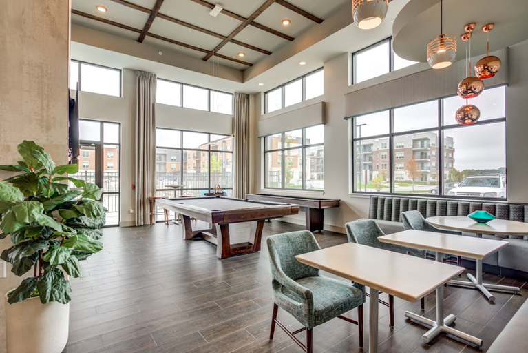 Food & Drinks 3, 2 BR con patio por el centro comercial, Hennepin