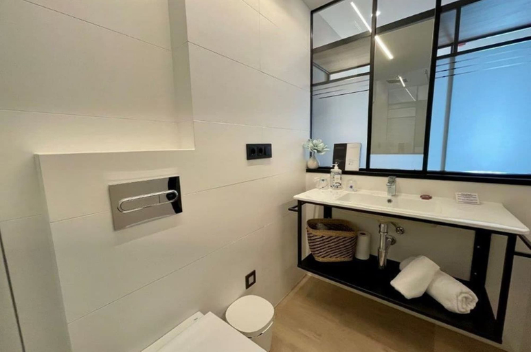 Bathroom 4, Delfin Azul, Pontevedra