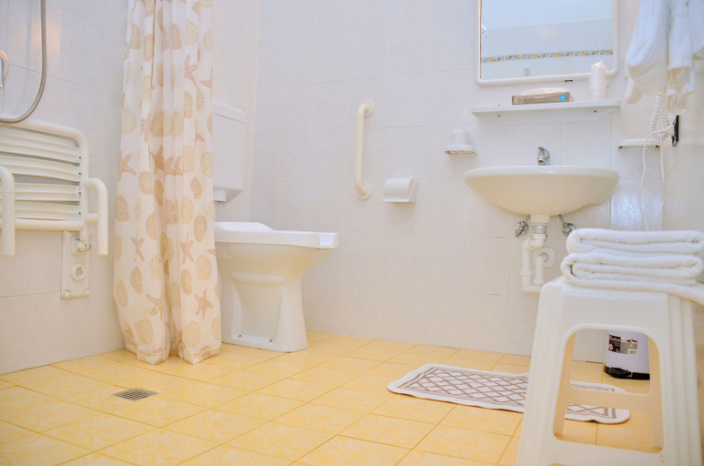 Bathroom 4, Hotel Etna, Udine
