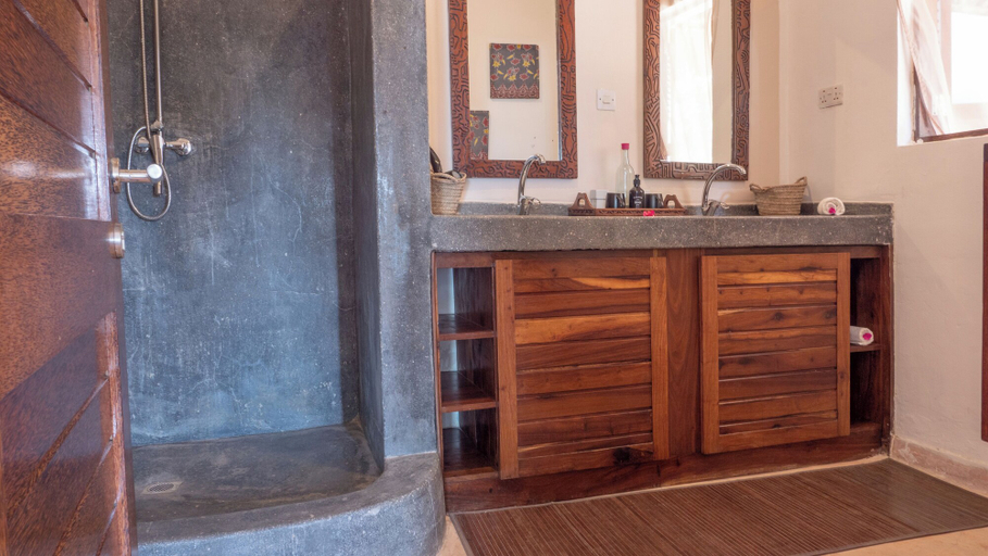 Bathroom 4, Raha Lodge, Kusini