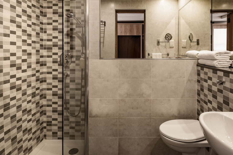 Bathroom 5, QAWRA Palace Resort & SPA, Saint Paul's Bay