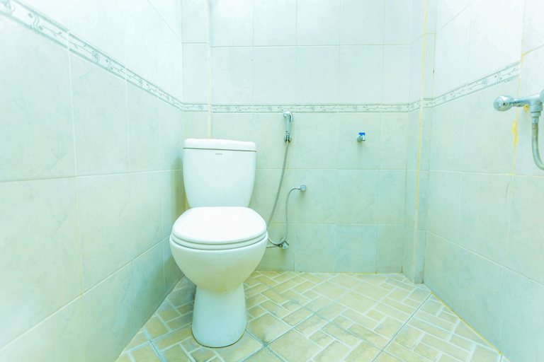 Bathroom, OYO 2848 Senaz Guesthouse, Lombok