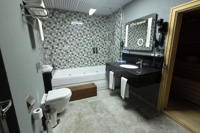 Bathroom 5, Tryp By Wyndham Istanbul Sancaktepe, Sancaktepe