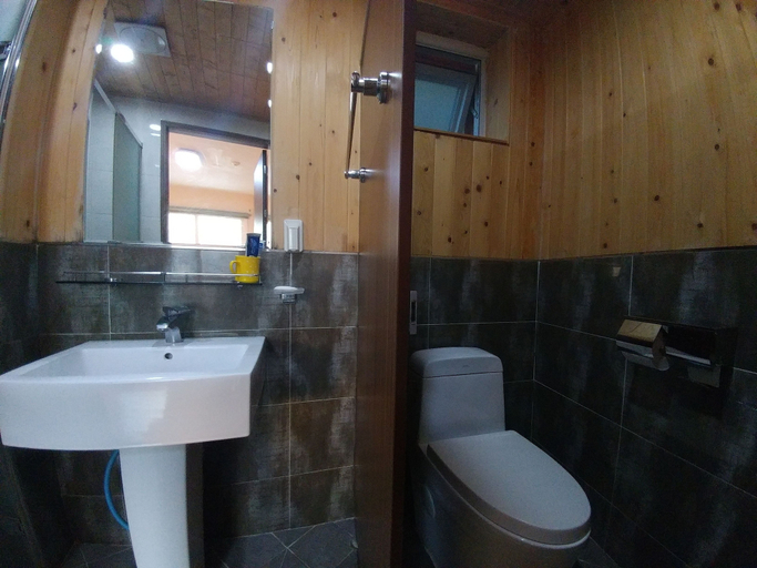 Bathroom 3, Backpacker's Home, Seogwipo
