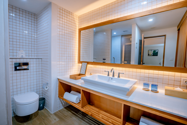Bathroom 13