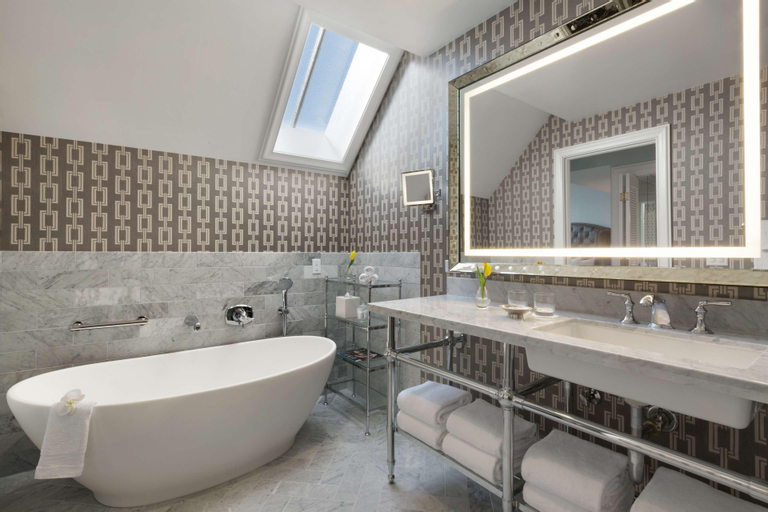 Bathroom 16
