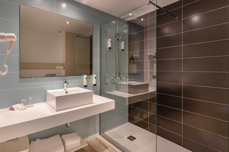 Bathroom 4, Aparthotel Houm Plaza Son Rigo, Baleares