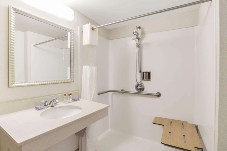 Bathroom 4, Wingate by Wyndham Bridgeport/Clarksburg, Harrison