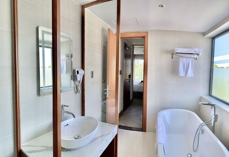 Bathroom 3, Ngon Avatar Boutique Hotel, Pleiku