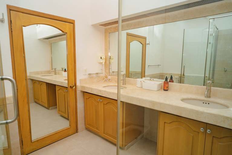 Bathroom 4, Oceanfront Condo at Voted Best Cancun Sandy Beach, Benito Juárez