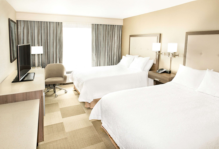 Bedroom 4, Hampton Inn & Suites by Hilton Bolton, Peel