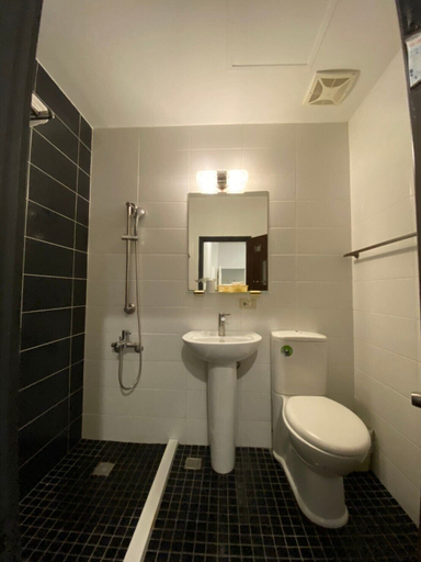 Bathroom 4, Hotel Queen, Taipei City