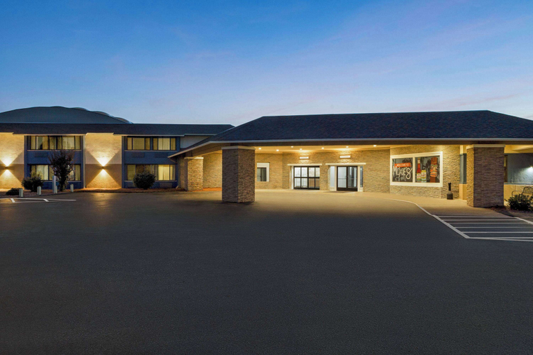 Exterior & Views 2, AmericInn by Wyndham La Crosse Riverfront-Conference Center, La Crosse