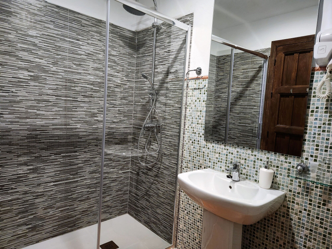 Bathroom 4, Posada la Plaza, Málaga