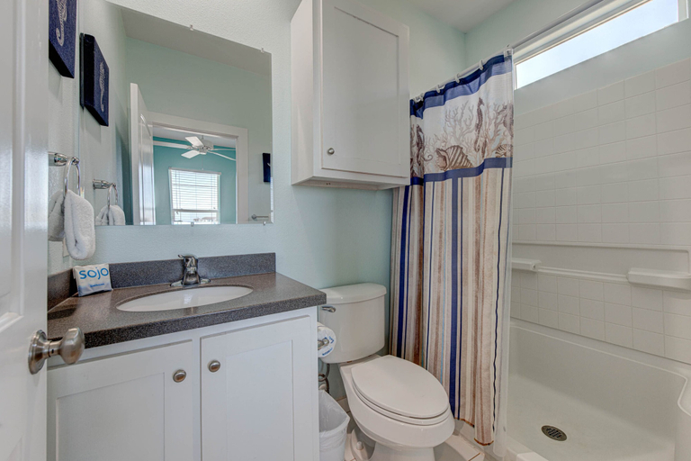 Bathroom 4, Tequila Sunrise, Nueces