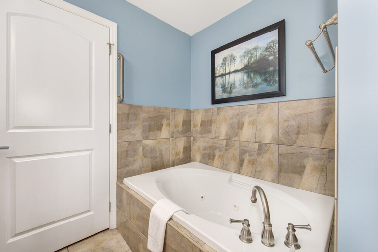 Bathroom 4, Naughty & Nice, Sevier