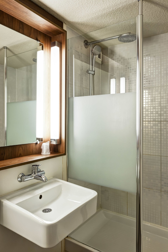 Bathroom 4, Campanile Evry Ouest - Corbeil Essonnes, Essonne
