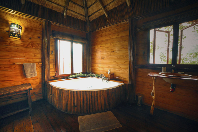 Bathroom 5, Pezulu Tree House Lodge, Mopani