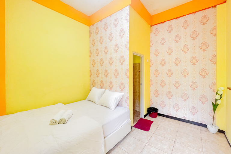 Bedroom 1, Sion Homestay Mitra RedDoorz near Terminal Kertajaya Mojokerto, Mojokerto