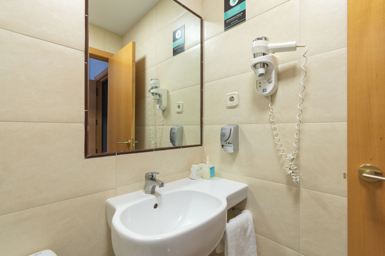 Bathroom 5, Alda Centro Pamplona, Navarra