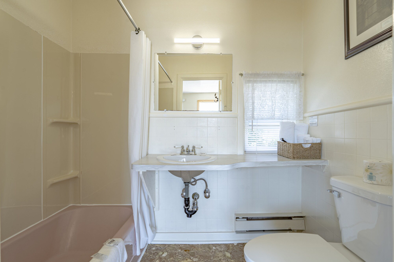 Bathroom 4, NovaStar Motel On The Lake, Yarmouth