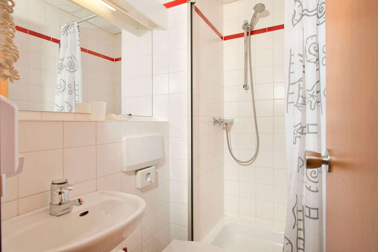Bathroom 5, Days Inn by Wyndham Dortmund West, Dortmund